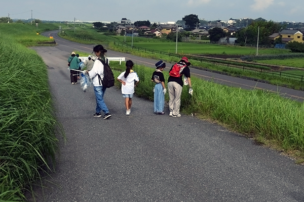 茂った草をかき分けて、ゴミを探します