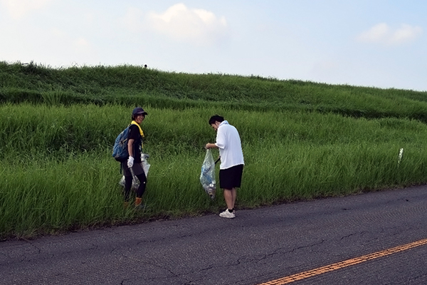 交通量の多い道路沿いを中心にゴミ拾い